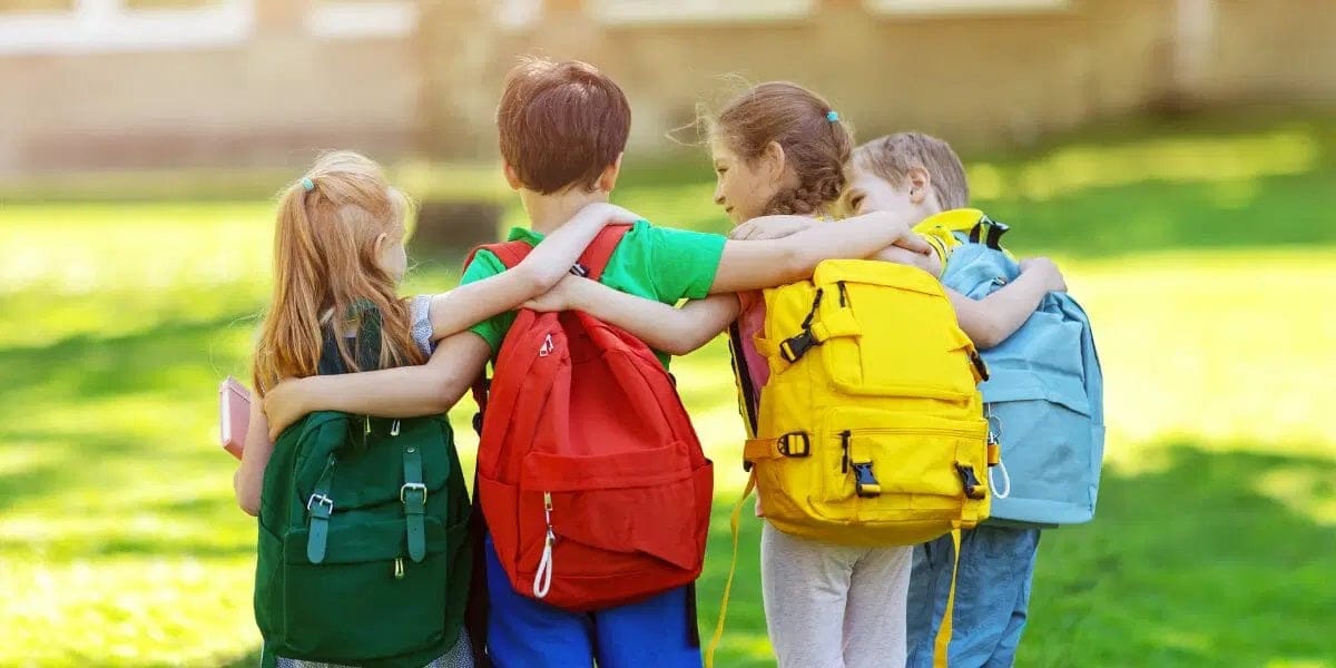 Mochilas para agarrar a best sale los niños